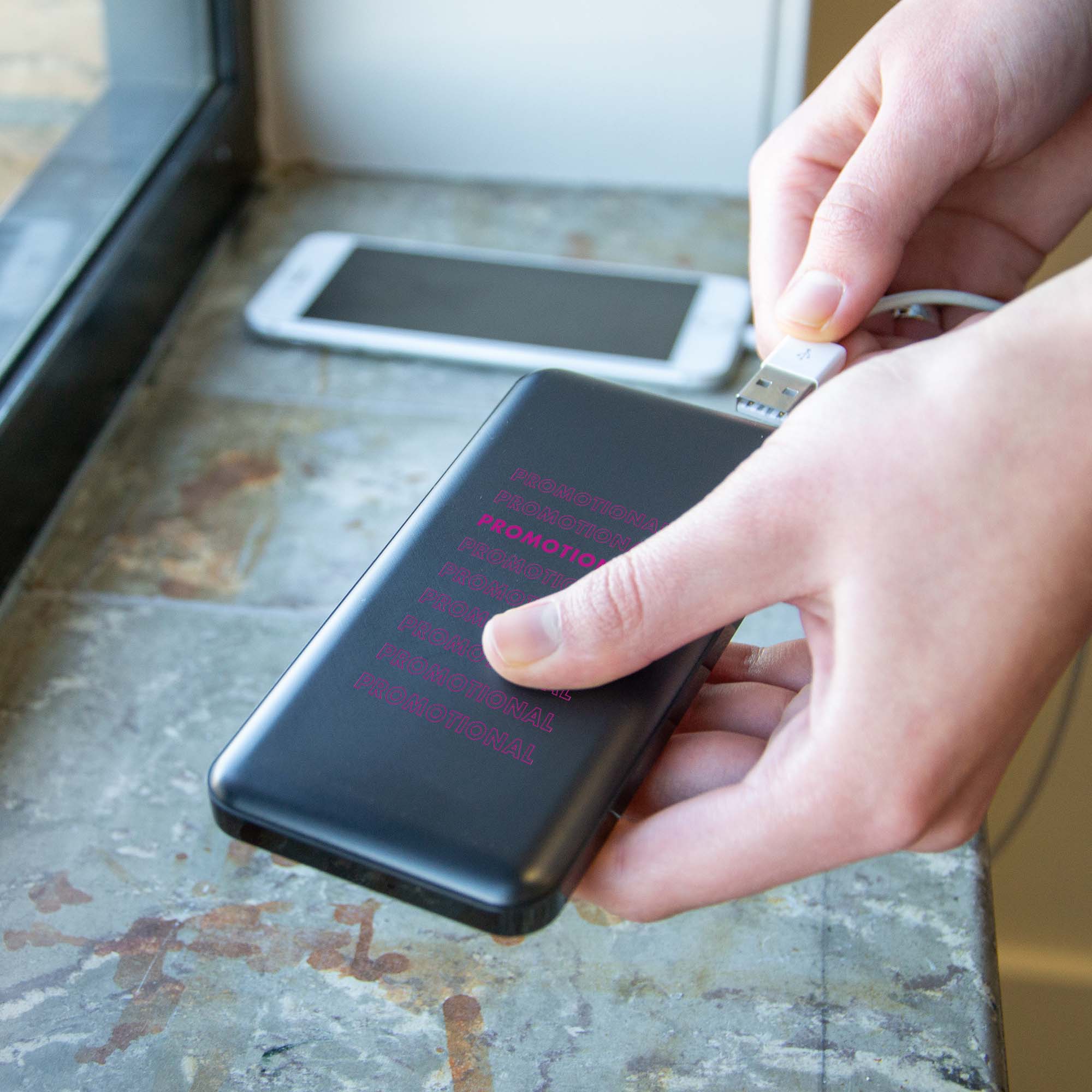 Batterie externe | Noir ou Blanc | 10,000 mAh | ABS